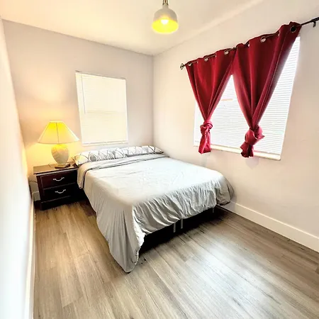 Entire Apt #2, 2Pm In - 12Pm Out, Parking